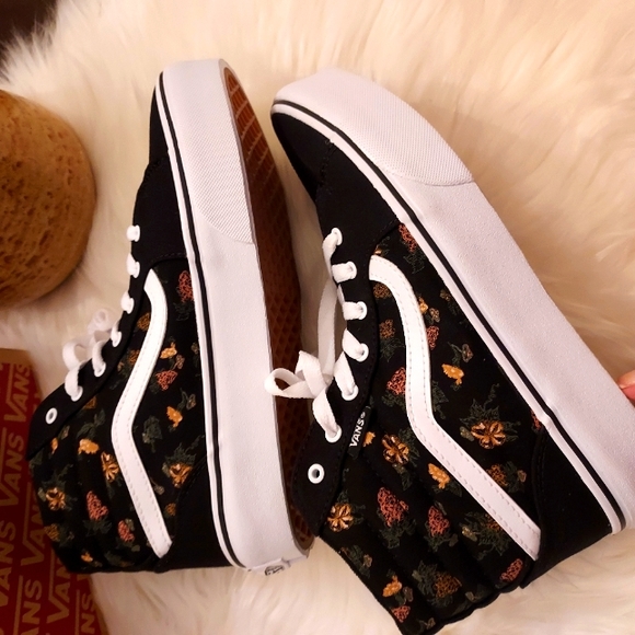 VANS: Hightop Garden Floral Sneaker. NWB. - Picture 6 of 9
